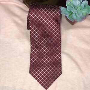 Roundtree & Yorke Deep Red Shimmery White Stunning Easy Care Silk Tie
